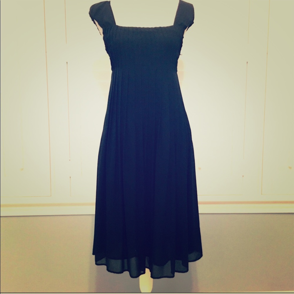 Adorable pleated tea length “little black dress”